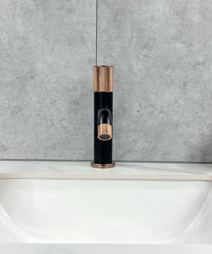 Mitigeur de lavabo design à poser Noir & Or rose - Leros
