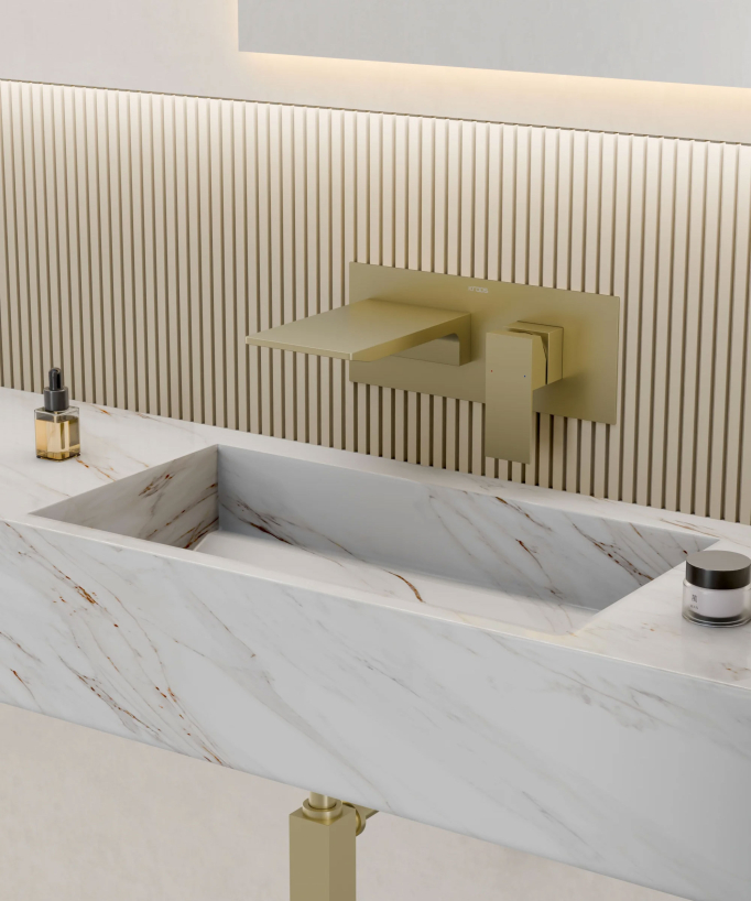 Mitigeur lavabo mural cascade Doré brossé - Thilia 