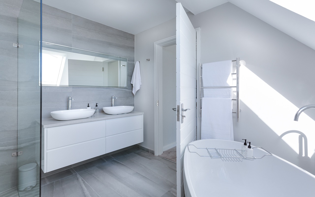 Aménager une salle de bain sous les combles : nos conseils