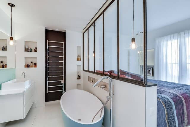 Une salle de bain ouverte sur la chambre