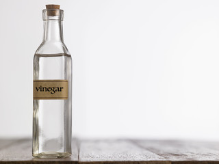 Utilisez du vinaigre chaud pour déboucher un évier