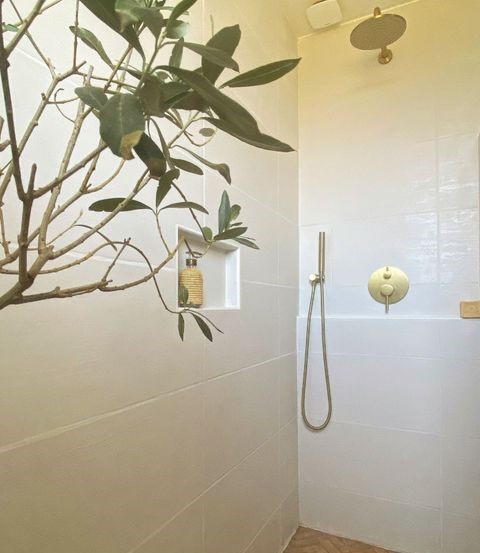 Colonne de douche dorée pour salle de bain moderne