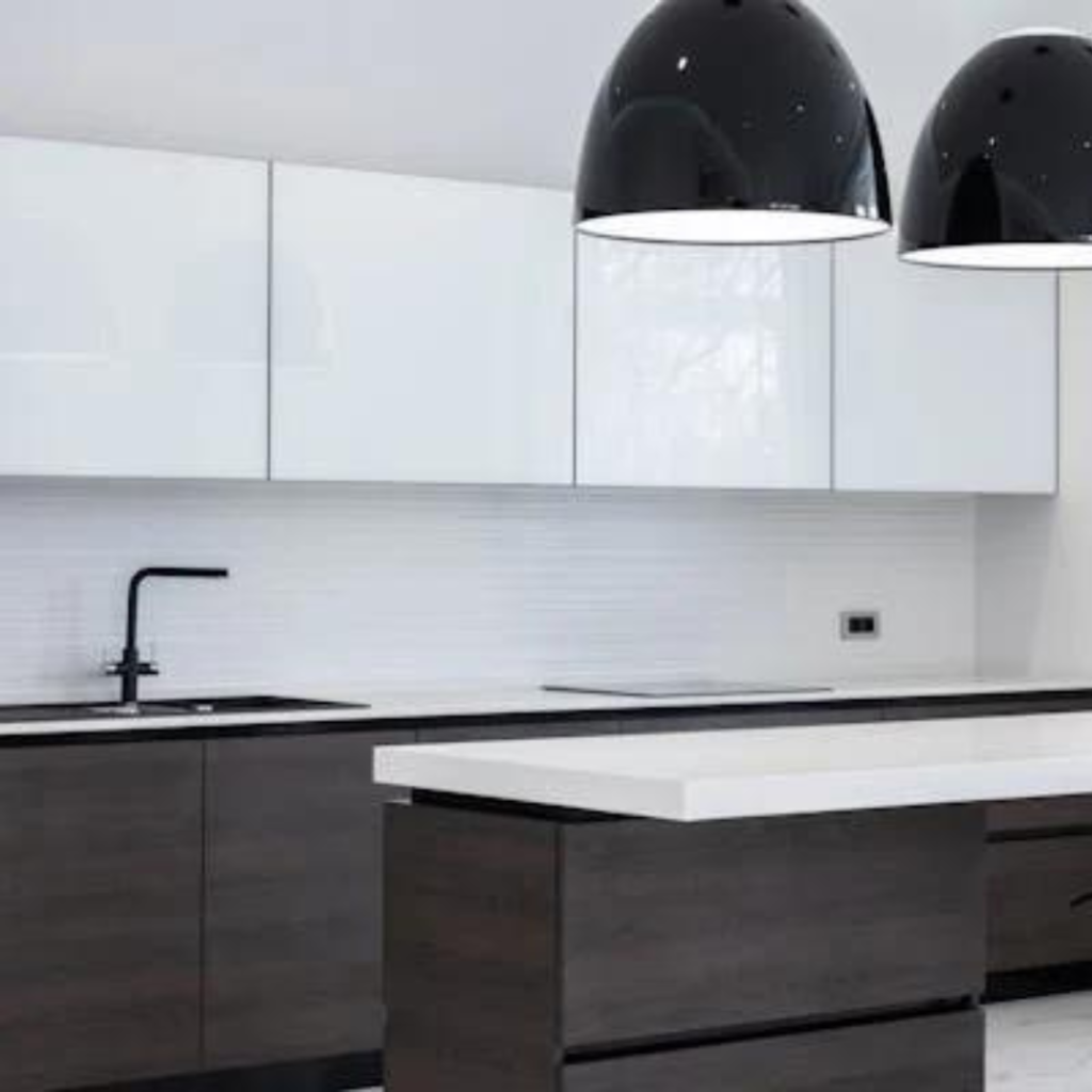 Robinet noir en cuisine