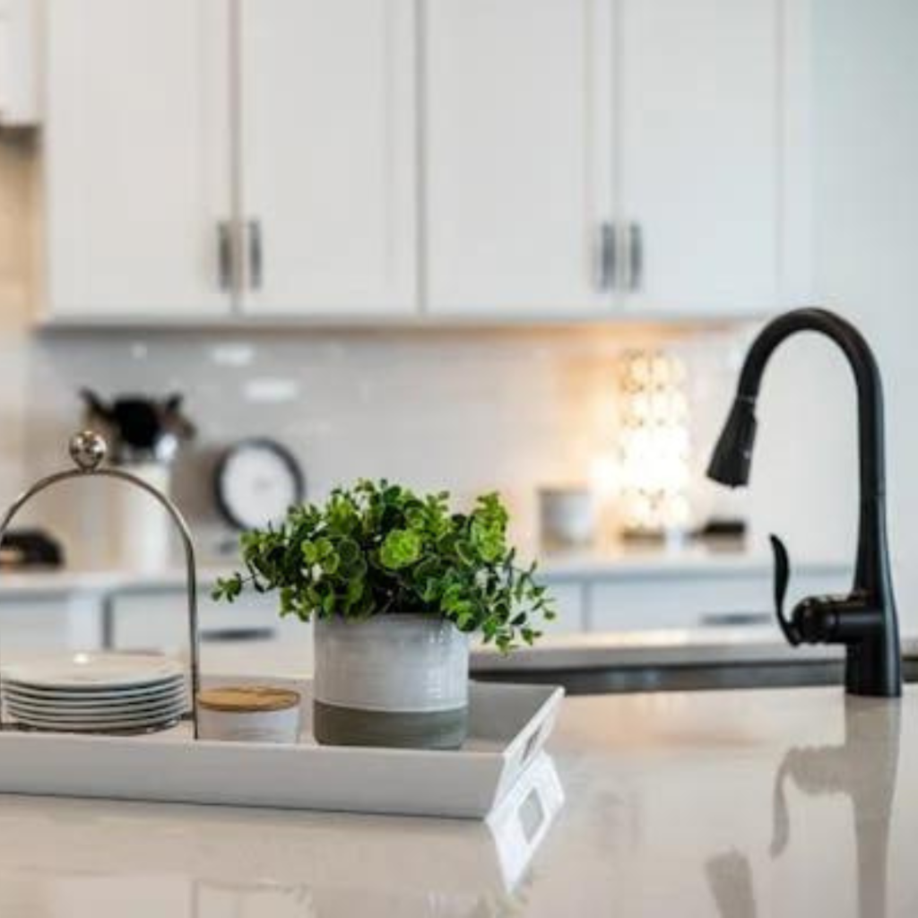 Cuisine moderne avec robinet noir