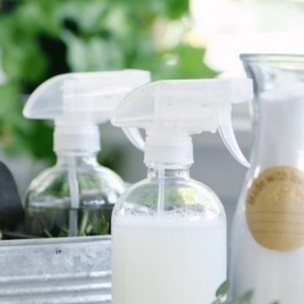 nettoyer une colonne de douche avec de l'eau savonneuse