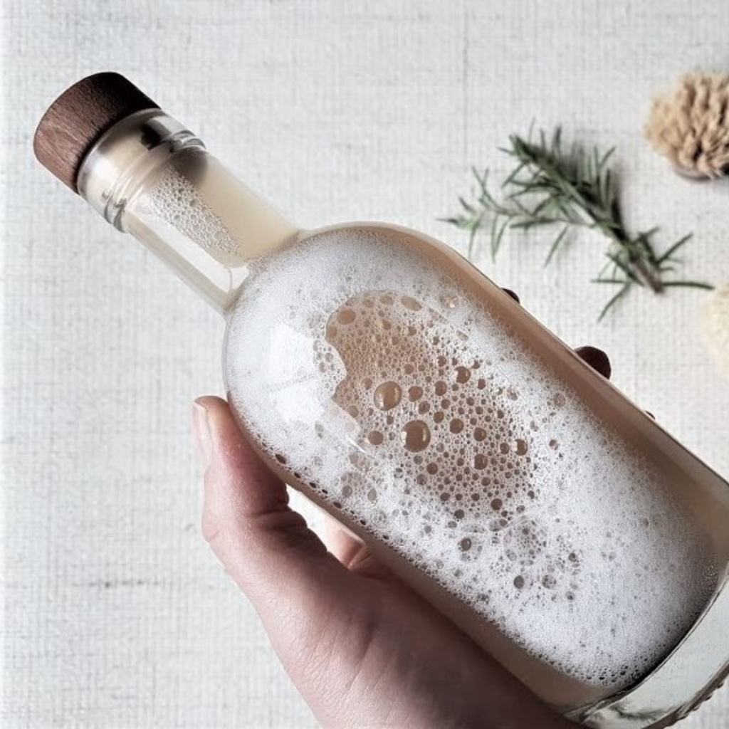 Entretenir une robinetterie noire avec de l'eau savonneuse
