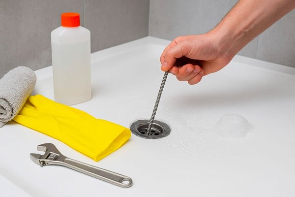Comment déboucher une douche ? Guide complet pour un drainage sans souci